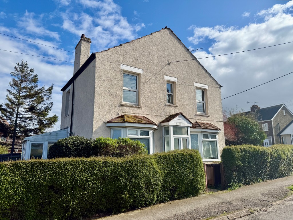 Lot: 107 - FOUR-BEDROOM DETACHED HOUSE FOR REFURBISHMENT - Detached house from the side